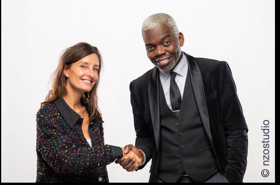 Deux personnes se serrant la main pour illustrer la coopération.