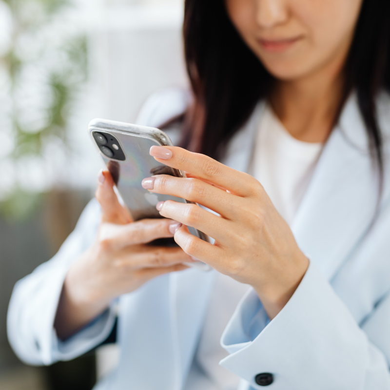 Une professionnelle utilise cocobot depuis son téléphone.
